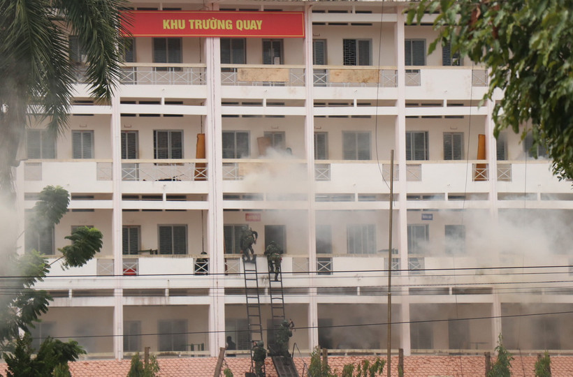 Lực lượng vũ trang diễn tập tình huống tiếp cận mục tiêu khu trường quay, Đài Phát thanh truyền hình tỉnh D, để tiêu diệt khủng bố, giải cứu con tin. (Ảnh: Tuấn Anh/TTXVN)