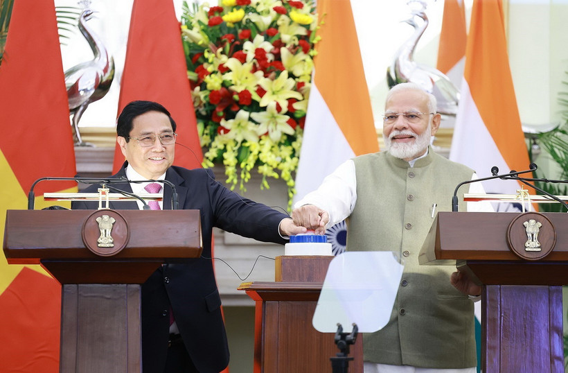 Thủ tướng Phạm Minh Chính và Thủ tướng Narendra Modi cùng ấn nút khai trương Công viên phần mềm quân đội tại Nha Trang. (Ảnh: Dương Giang/TTXVN)