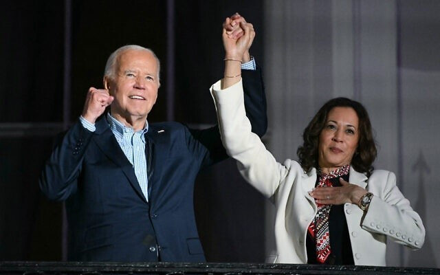 Phó Tổng thống Mỹ Kamala Harris (phải) và Tổng thống Joe Biden tại một sự kiện ở Nhà Trắng ngày 4/7/2024. (Ảnh: AP/TTXVN)