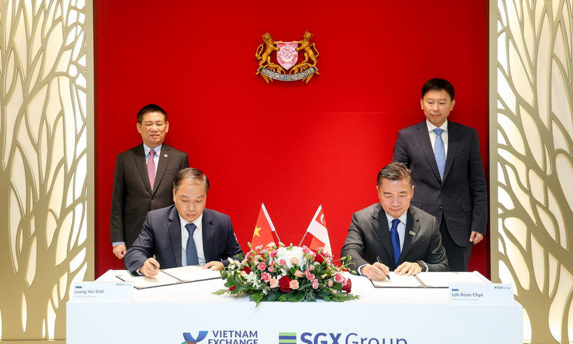 Ông Lương Hải Sinh, Chủ tịch Hội đồng thành viên VNX và ông Loh Boon Chye, Tổng Giám đốc SGX ký Bản ghi nhớ nâng tầm hợp tác giữa hai bên. (Ảnh: Lê Dương/TTXVN)