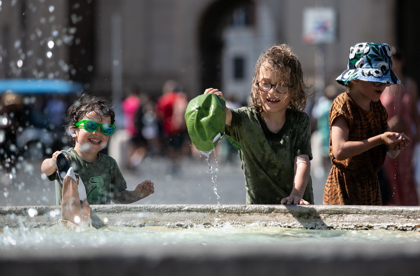 Trẻ em làm mát bên đài phun nước trong ngày nắng nóng ở Rome, Italy, ngày 14/7/2024. (Ảnh: THX/TTXVN)