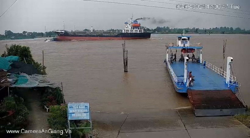 Khoảnh khắc va chạm giữa tàu chở hàng và phà chở khách trên sông Vàm Nao. (Ảnh: TTXVN phát)