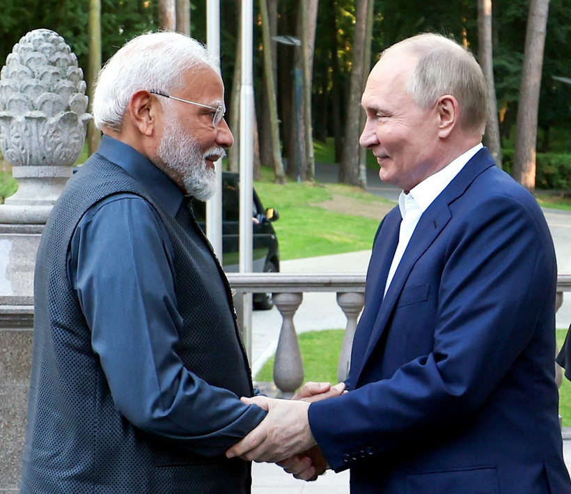 Thủ tướng Ấn Độ Narendra Modi (trái) và Tổng thống Nga Vladimir Putin tại cuộc gặp ở Moskva ngày 8/7/2024. (Ảnh: ANI/TTXVN)