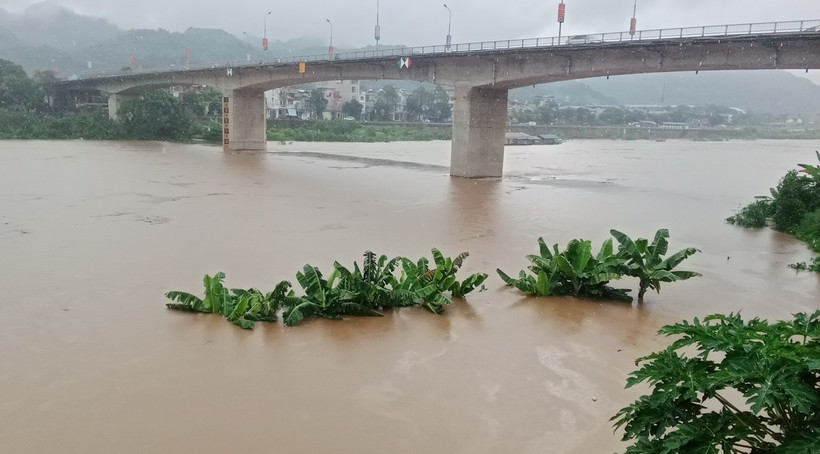Mưa lớn xuất hiện với tần suất dày cùng cường độ lớn ngay từ trước mùa mưa bão hàng năm kéo theo nguy cơ lũ quét, sạt lở đất. (Ảnh: Hương Thu/TTXVN)