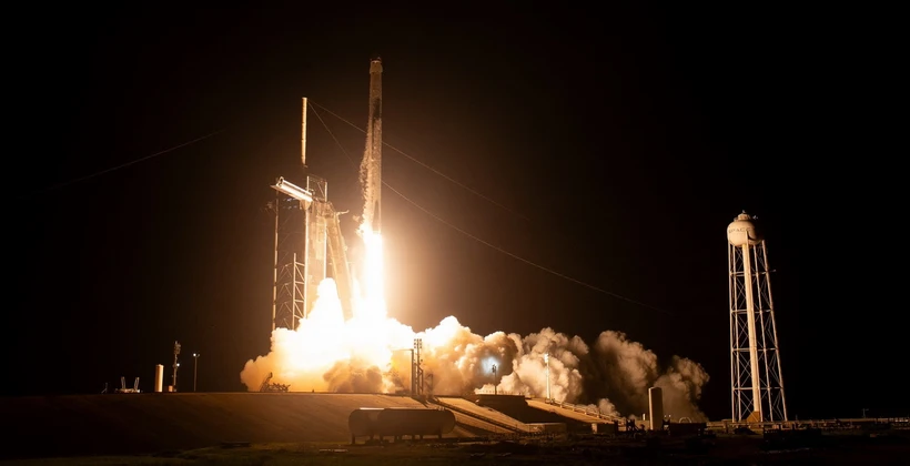 Tên lửa đẩy Falcon 9 rời bệ phóng, đưa tàu vũ trụ Endurance của SpaceX cùng các nhà du hành lên trạm ISS, ngày 26/8/2023. (Ảnh: AFP/TTXVN)