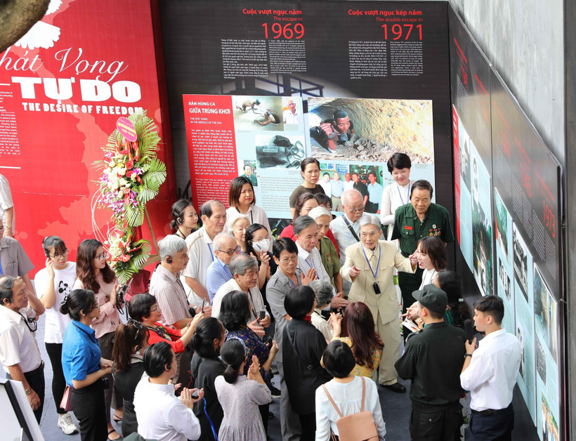 Đại biểu dự khai mạc tham quan trưng bày. (Ảnh: Thanh Tùng/TTXVN) 