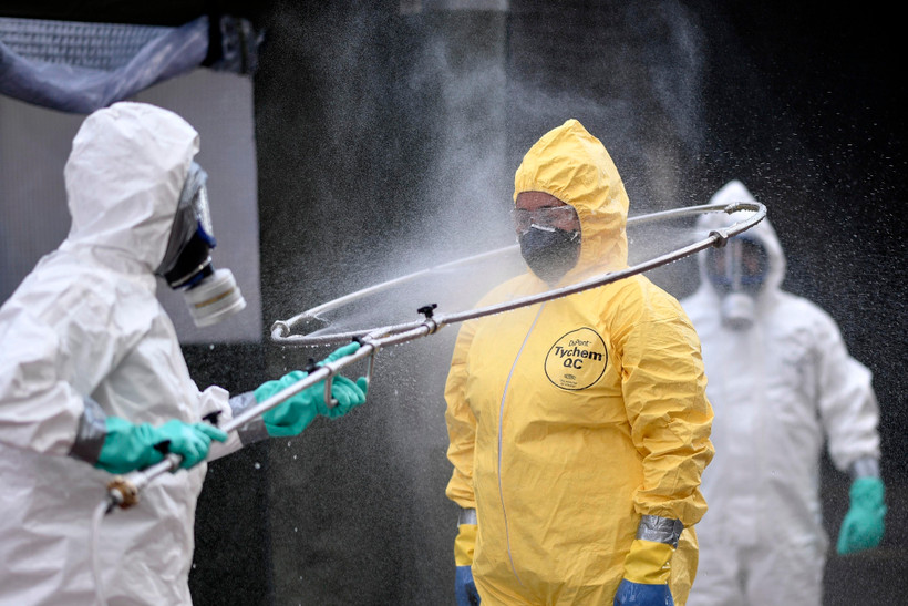 Phun khử trùng các thành viên lực lượng phòng vệ dân sự, lính cứu hỏa và binh sỹ nhằm phòng dịch COVID-19 tại bến xe buýt ở Belo Horizonte, Brazil ngày 9/4/2020. (Nguồn: AFP/TTXVN)