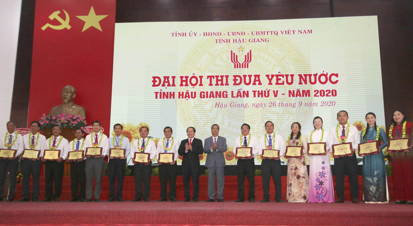 Trao bảng tuyên dương Điển hình tiên tiến trong phong trào thi đua yêu nước tỉnh Hậu Giang giai đoạn 2015-2020. (Ảnh: Duy Khương/TTXVN) 