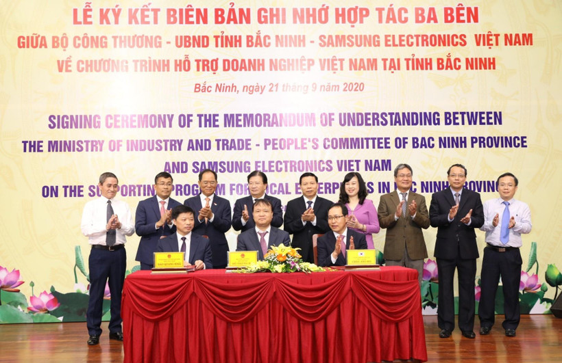 Phó Thủ tướng Trịnh Đình Dũng dự Lễ ký kết Biên bản ghi nhớ hợp tác giữa Bộ Công Thương, Ủy ban Nhân dân tỉnh Bắc Ninh và Công ty trách nhiệm hữu hạn Samsung điện tử Việt Nam về Chương trình hỗ trợ doanh nghiệp Việt Nam trên địa bàn tỉnh Bắc Ninh. (Ảnh: V