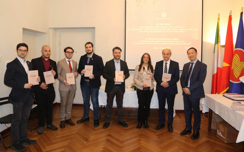 Đại sứ Việt Nam tại Italy Dương Hải Hưng trao tặng bản dịch tiếng Italy cuốn sách “Lý luận và thực tiễn con đường đi lên Chủ nghĩa xã hội của Việt Nam” của Tổng Bí thư Nguyễn Phú Trọng cho các đại biểu. (Ảnh: Dương Hoa/TTXVN)