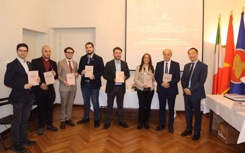 Đại sứ Việt Nam tại Italy Dương Hải Hưng trao tặng bản dịch tiếng Italy cuốn sách “Lý luận và thực tiễn con đường đi lên Chủ nghĩa xã hội của Việt Nam” của Tổng Bí thư Nguyễn Phú Trọng cho các đại biểu. (Ảnh: Dương Hoa/TTXVN)