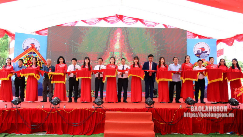 Ông Đoàn Thanh Sơn, Phó Chủ tịch Ủy ban Nhân dân tỉnh Lạng Sơn, cùng các đại biểu cắt băng khánh thành Nhà máy Thủy điện Bản Nhùng. (Nguồn: Báo Lạng Sơn)