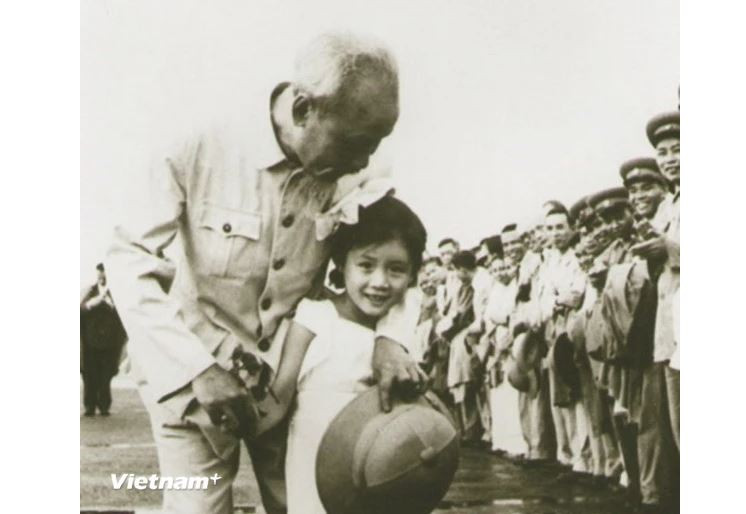 Vương Phong trong lần được gặp Bác Hồ. (Ảnh nhân vật cung cấp)