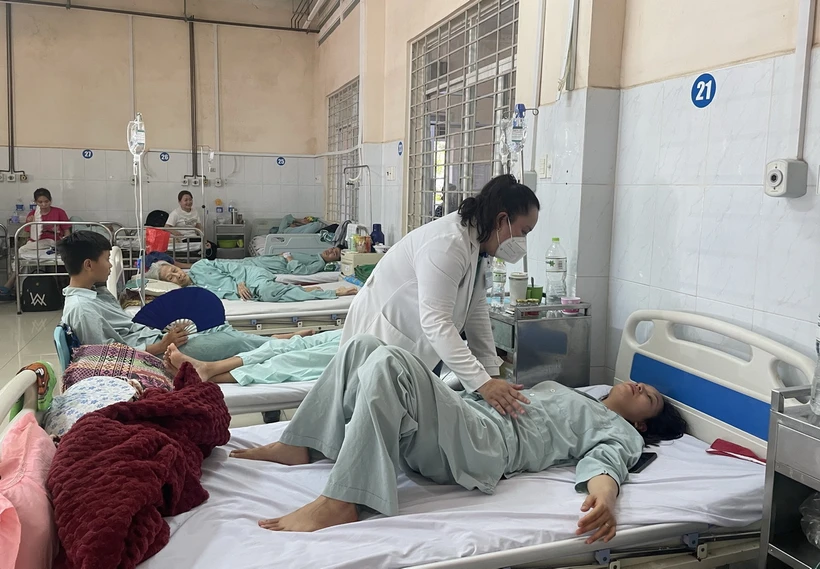Các bác sỹ Bệnh viện đa khoa khu vực Long khánh tích cực điều trị cho khoảng 250 bệnh nhân nhập viện nghi ngộ độc thực phẩm sau khi ăn bánh mỳ thịt. (Ảnh: Lê Xuân/TTXVN)