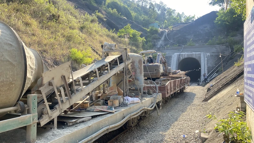 Vận chuyển vật tư vào khắc phục sự cố sạt lở hầm đường sắt Chí Thạnh. (Ảnh: Tường Quân/TTXVN)