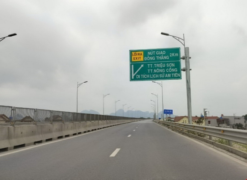Biển chỉ dẫn chỉ vào lối ra ở nút giao Đồng Thắng. (Ảnh: Hoa Mai/TTXVN)