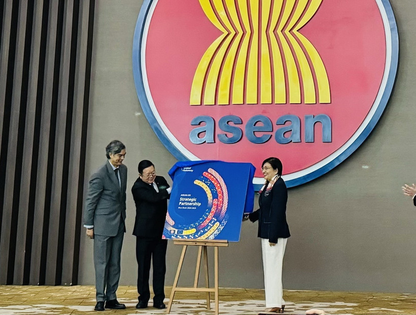 Tổng Thư ký ASEAN Kao Kim Hourn; Đại sứ Liên minh châu Âu tại ASEAN, Sujiro Seam và Đại diện thường trực của Philippines tại ASEAN, Điều phối viên quốc gia về quan hệ đối thoại ASEAN-EU, bà Hjayceelyn M. Quintana công bố Sách Xanh. (Ảnh: Đỗ Quyên/TTXVN)