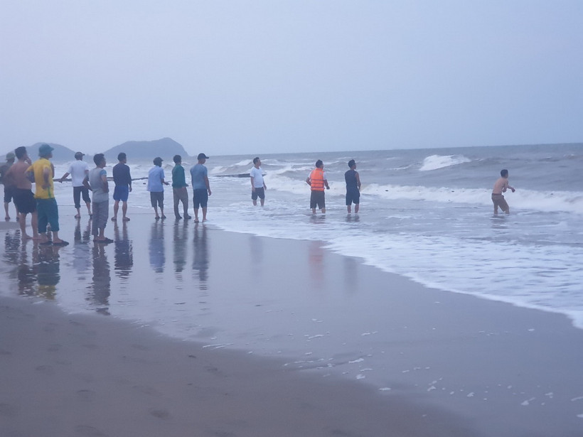 Địa điểm xảy ra vụ đuối nước ở bãi biển xã Xuân Hội (huyện Nghi Xuân, Hà Tĩnh). (Ảnh: TTXVN phát)