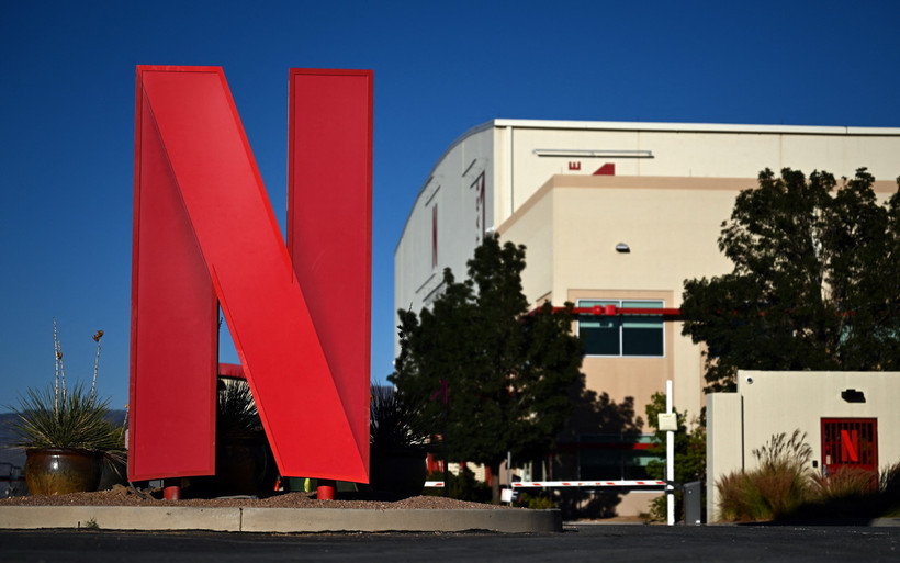 Biểu tượng của Công ty dịch vụ truyền hình trực tuyến Netflix tại studios ở Albuquerque, New Mexico, Mỹ. (Ảnh: AFP/TTXVN)