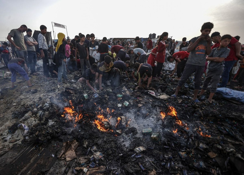Cảnh tàn phá sau vụ tấn công của quân đội Israel nhằm vào khu trại tị nạn dành cho người Palestine ở Rafah, Dải Gaza, ngày 27/5/2024. (Ảnh: AA/TTXVN)