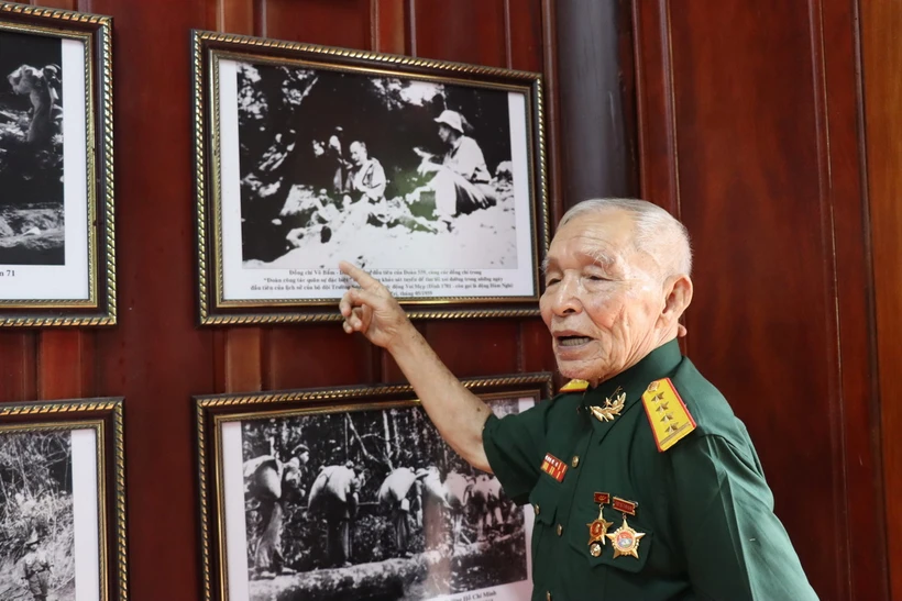 Cựu chiến binh Lê Hữu Long kể về những năm tháng chiến đấu trên cung đường Trường Sơn huyền thoại. (Ảnh: Hoàng Ngà/TTXVN)