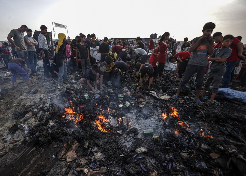 Cảnh tàn phá sau vụ tấn công của quân đội Israel nhằm vào khu trại tị nạn dành cho người Palestine ở Rafah, Dải Gaza, ngày 27/5/2024. (Ảnh: AA/TTXVN)