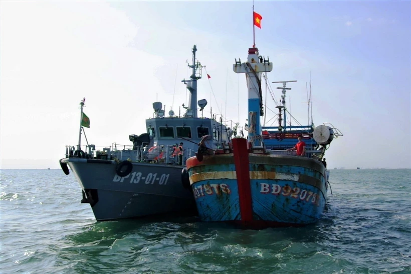 Tàu tuần tra lực lượng Biên phòng, kiểm tra kiểm soát gần bờ vừa bảo vệ chủ quyền biển đảo, an ninh biên giới biển, vừa làm nhiệm vụ bảo vệ hành lang an toàn đường ống dẫn khí cùng các công trình dầu khí trên biển cũng như kịp thời phát hiện, xử lý nghiêm các trường hợp vi phạm IUU. (Ảnh: Huỳnh Sơn/TTXVN)