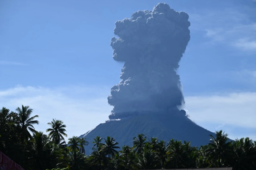Tro bụi phun lên từ miệng núi lửa Ibu ở tỉnh Bắc Maluku, Indonesia, ngày 13/5/2024. (Ảnh: AFP/TTXVN)