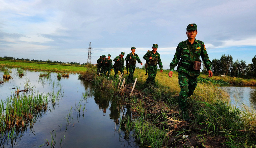 Cán bộ chiến sỹ Đồn biên phòng Vĩnh Nguơn (An Giang) tuần tra trên tuyến biên giới để chống buôn lậu. (Ảnh: Công Mạo/TTXVN)