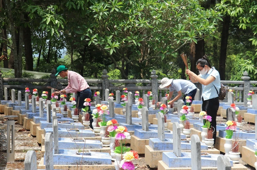 Nhân dân và du khách đến dâng hương, tưởng niệm các anh hùng, liệt sỹ tại Nghĩa trang Liệt sỹ Quốc gia Trường Sơn. (Ảnh: Thanh Thủy/TTXVN)