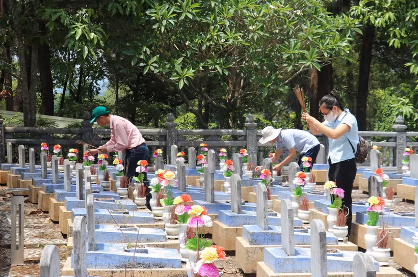 Nhân dân và du khách đến dâng hương, tưởng niệm các anh hùng, liệt sỹ tại Nghĩa trang Liệt sỹ Quốc gia Trường Sơn. (Ảnh: Thanh Thủy/TTXVN)