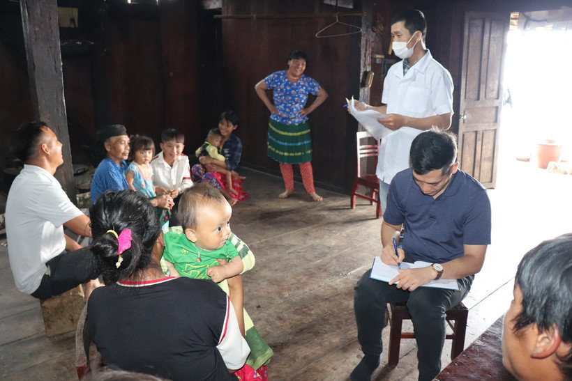 Cán bộ Trung tâm Kiểm soát Bệnh tật tỉnh Cao Bằng kiểm tra ca bệnh tại xóm Chẻ Lỳ B, xã Đức Hạnh. (Ảnh: TTXVN phát)