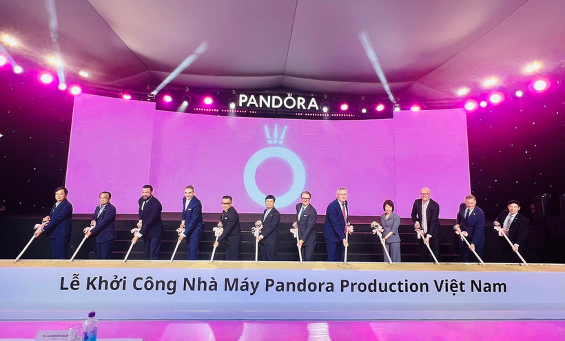 Lễ động thổ xây dựng nhà máy Pandora chế tác trang sức tại Bình Dương. (Ảnh: Dương Chí Tưởng/TTXVN)