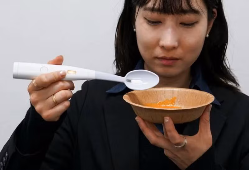 Công ty Kirin dự kiến chỉ bán 200 chiếc thìa muối điện thông qua nền tảng trực tuyến với giá 19.800 yen (127 USD)/chiếc. (Nguồn: Reuters)