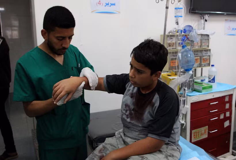 Điều trị cho em nhỏ bị thương tại một bệnh viện ở Rafah, Dải Gaza khi xung đột tiếp diễn giữa Israel và Hamas, ngày 15/5/2024. (Ảnh: THX/TTXVN)