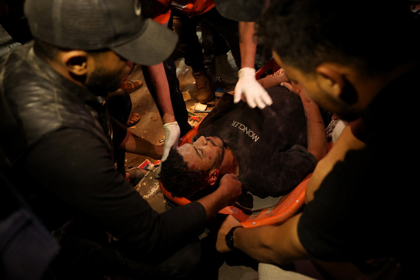 Chuyển người bị thương sau vụ oanh kích của Israel xuống Rafah, phía Bắc Dải Gaza ngày 7/5/2024. (Ảnh: THX/TTXVN)