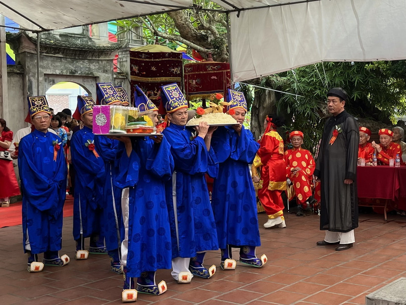 Nghi thức dâng lễ tại Lễ hội truyền thống đến Đồng Cổ. (Ảnh: Minh Ngọc/TTXVN phát)