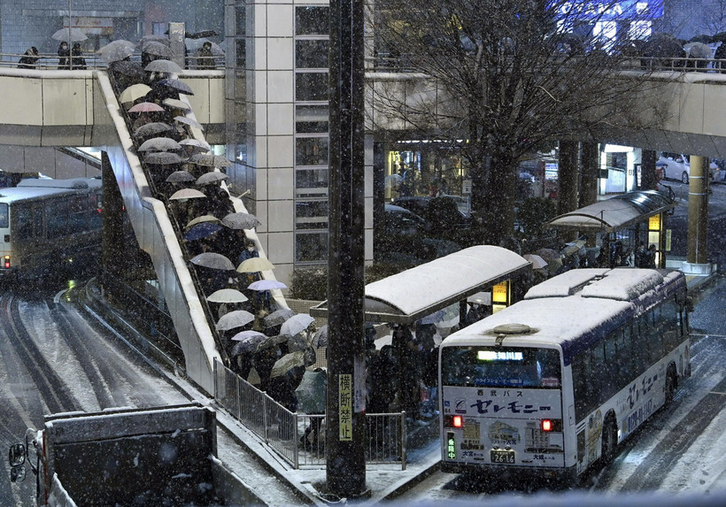 Người dân xếp hàng chờ lên xe buýt gần Tokyo, Nhật Bản ngày 5/2/2024. (Ảnh: Kyodo/TTXVN)