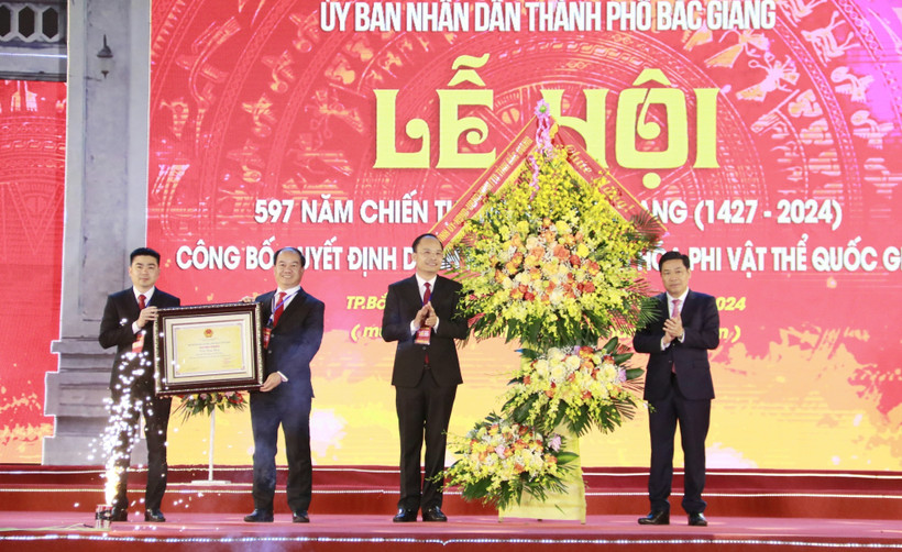 Bí thư Tỉnh ủy Bắc Giang Dương Văn Thái trao chứng nhận Lễ hội Xương Giang là Di sản Văn hóa Phi Vật thể Quốc gia cho cán bộ và nhân dân thành phố Bắc Giang. (Ảnh: Đồng Thúy/TTXVN)
