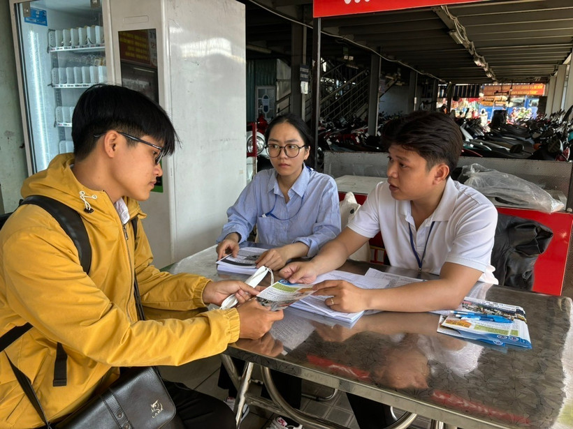 Người lao động tìm việc tại quầy tuyển dụng của Trung tâm Dịch vụ Việc làm Thành phố Hồ Chí Minh ở Bến xe An Sương. (Ảnh: Thanh Vũ-TTXVN)