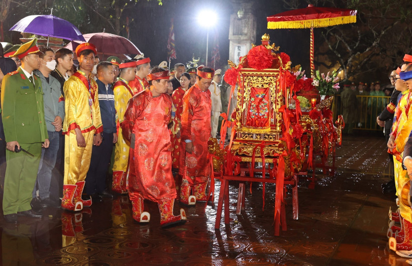 Nghi thức rước kiệu tại lễ Khai ấn đền Trần xuân Giáp Thìn 2024. (Ảnh: Công Luật/TTXVN)