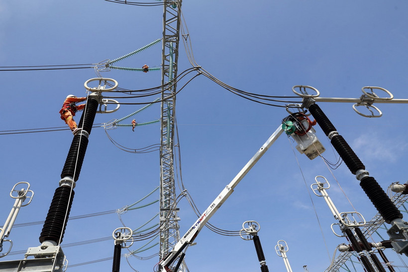 Công nhân TBA 500kV Vĩnh Tân thực hiện bảo dưỡng tại trạm. (Ảnh: Huy Hùng/TTXVN)