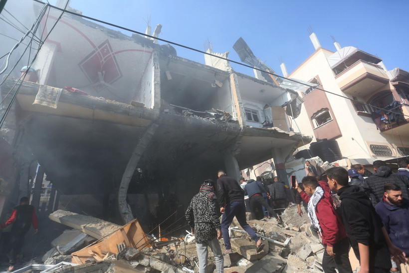 Một tòa nhà bị phá hủy sau cuộc không kích của Israel tại Rafah, Dải Gaza, ngày 24/2/2024. (Ảnh: THX/TTXVN)