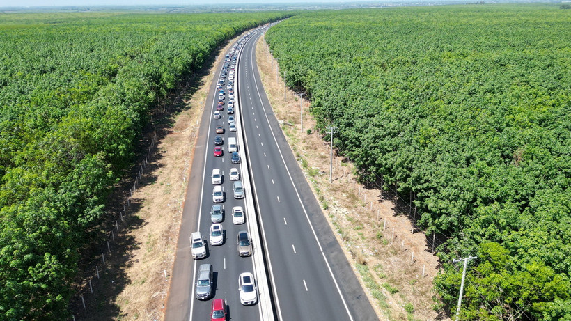 Các phương tiện di chuyển chậm kéo dài vài km trên cao tốc Phan Thiết-Dầu Giây. (Ảnh: Lê Xuân/TTXVN)