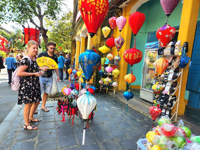 Khách quốc tế trải nghiệm các tuyến phố đi bộ và các điểm bán hàng lưu niệm tại phố cổ Hội An. (Ảnh: Đoàn Hữu Trung/TTXVN)