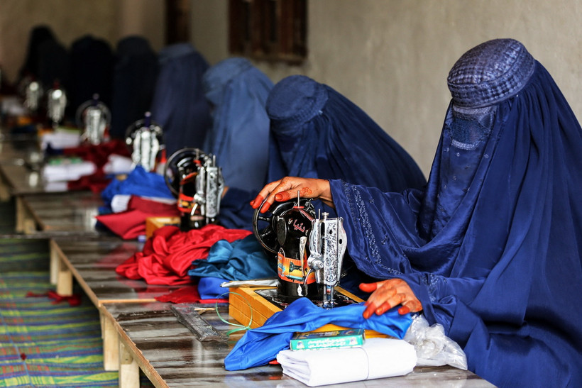 Phụ nữ Afghanistan làm việc tại xưởng may ở thành phố Jalalabad ngày 1/12/2022. (Ảnh: AFP/TTXVN)