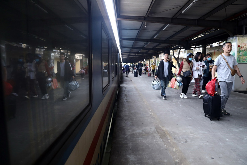 Hành khách trở về Hà Nội trên chuyến tàu SE 8. (Ảnh: Huy Hùng/TTXVN)