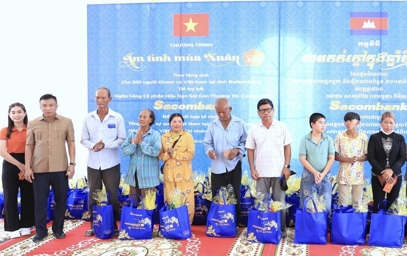 Ban tổ chức trao tặng quà Tết cho người dân Campuchia và người gốc Việt tham gia chương trình “Ấm tình mùa Xuân” - Xuân Giáp Thìn 2024. (Ảnh: TTXVN phát)