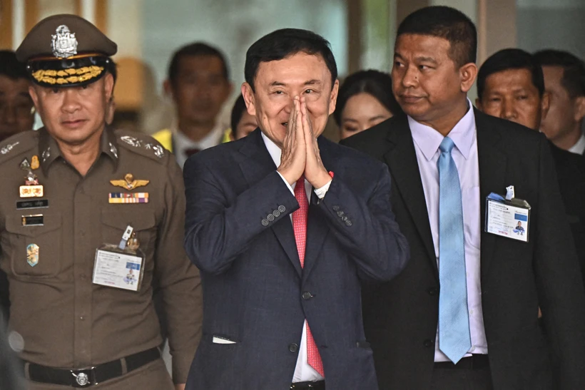 Cựu Thủ tướng Thái Lan Thaksin Shinawatra (giữa) tại sân bay Don Mueang, Bangkok, Thái Lan, ngày 22/8/2023. (Ảnh: AFP/TTXVN)