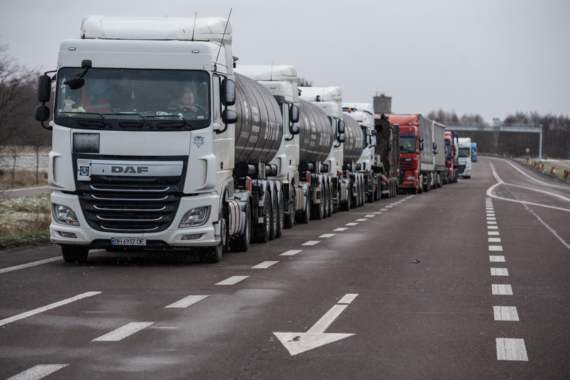 Xe tải xếp hàng chờ tại khu vực biên giới Ba Lan-Ukraine ở Hrebenne, Đông Nam Ba Lan ngày 23/12/2023. (Ảnh: PAP/TTXVN)